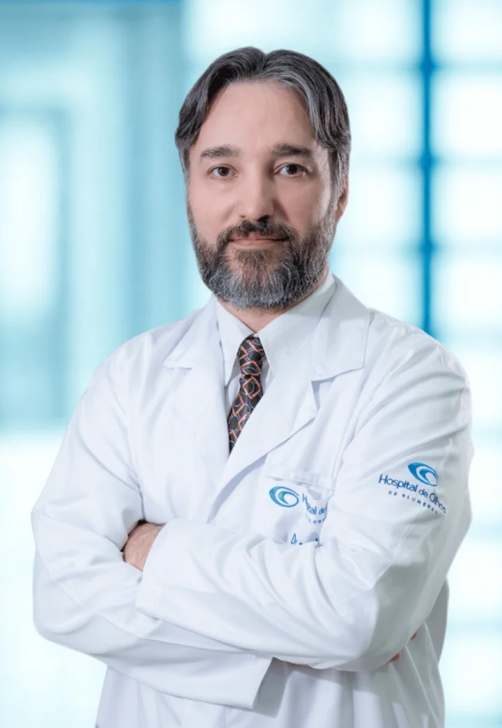 Dr. Paul Francis Saut, oftalmologista do Hospital de Olhos de Blumenau